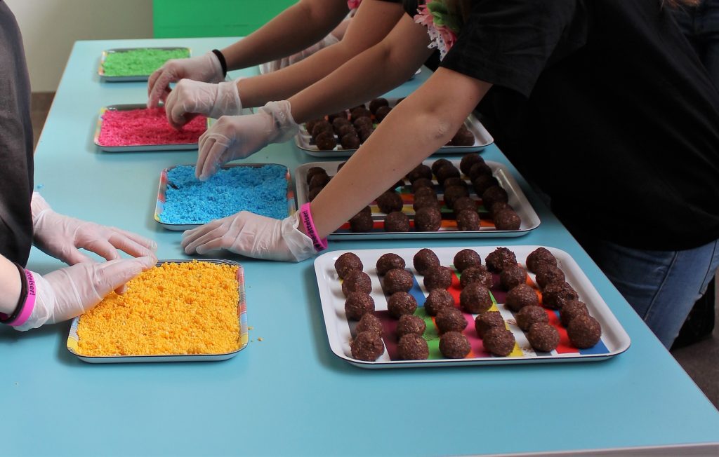 Ungdomar bakar chokladbollar på invigningen av Trampolin